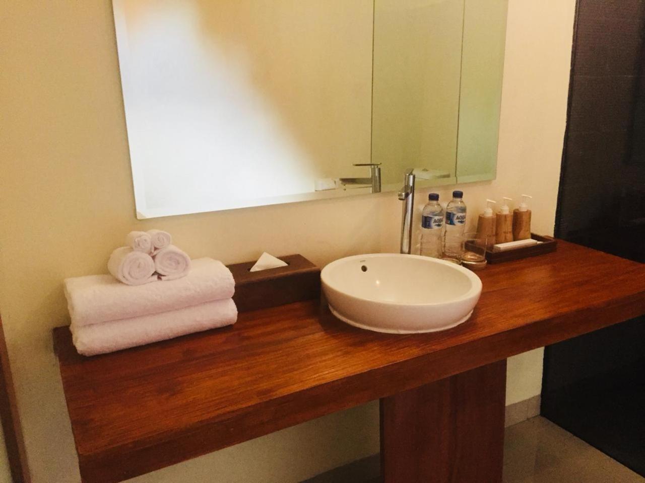 The Tinsi Hotel Toyapakeh Bagian luar foto