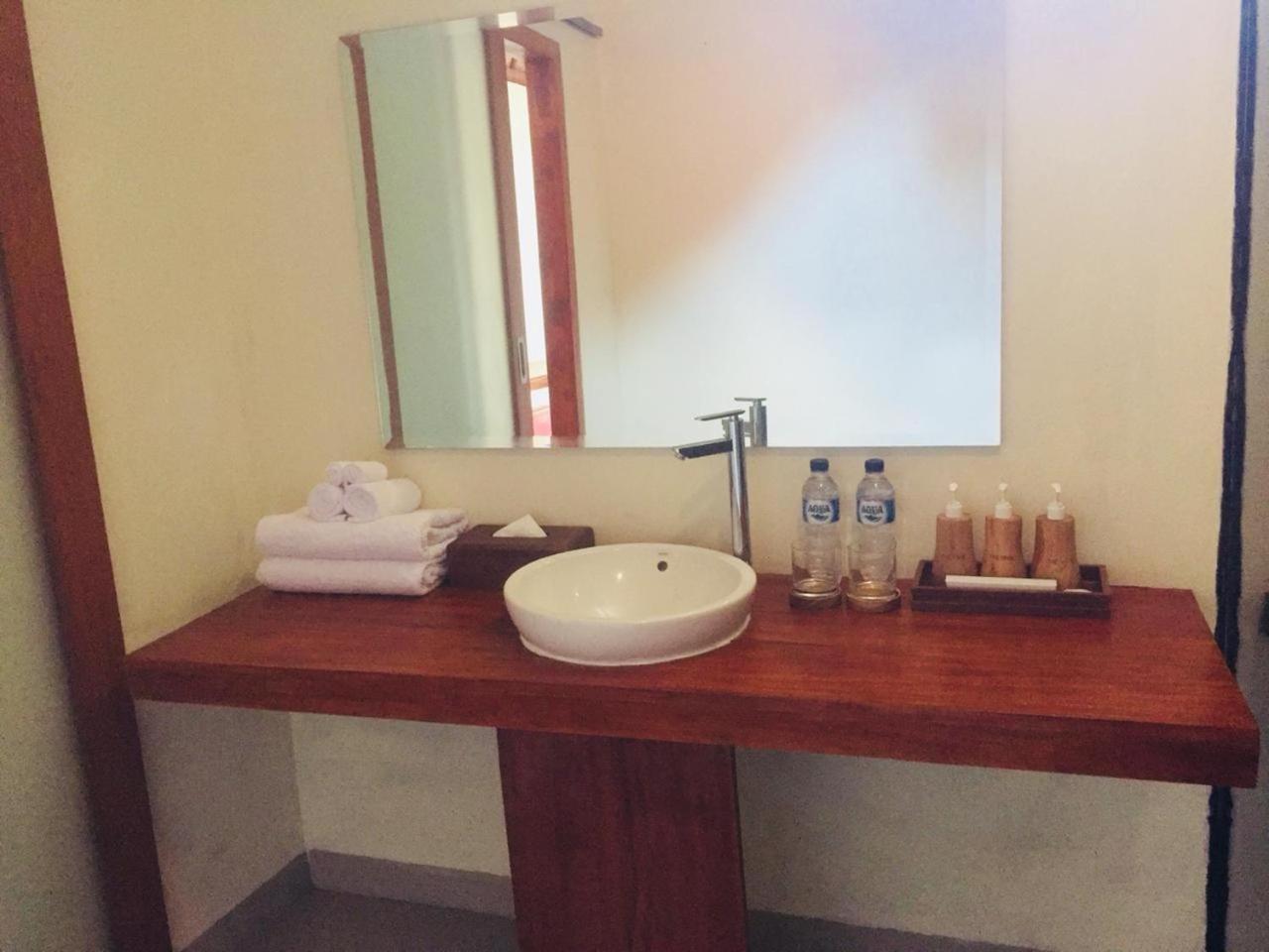 The Tinsi Hotel Toyapakeh Bagian luar foto